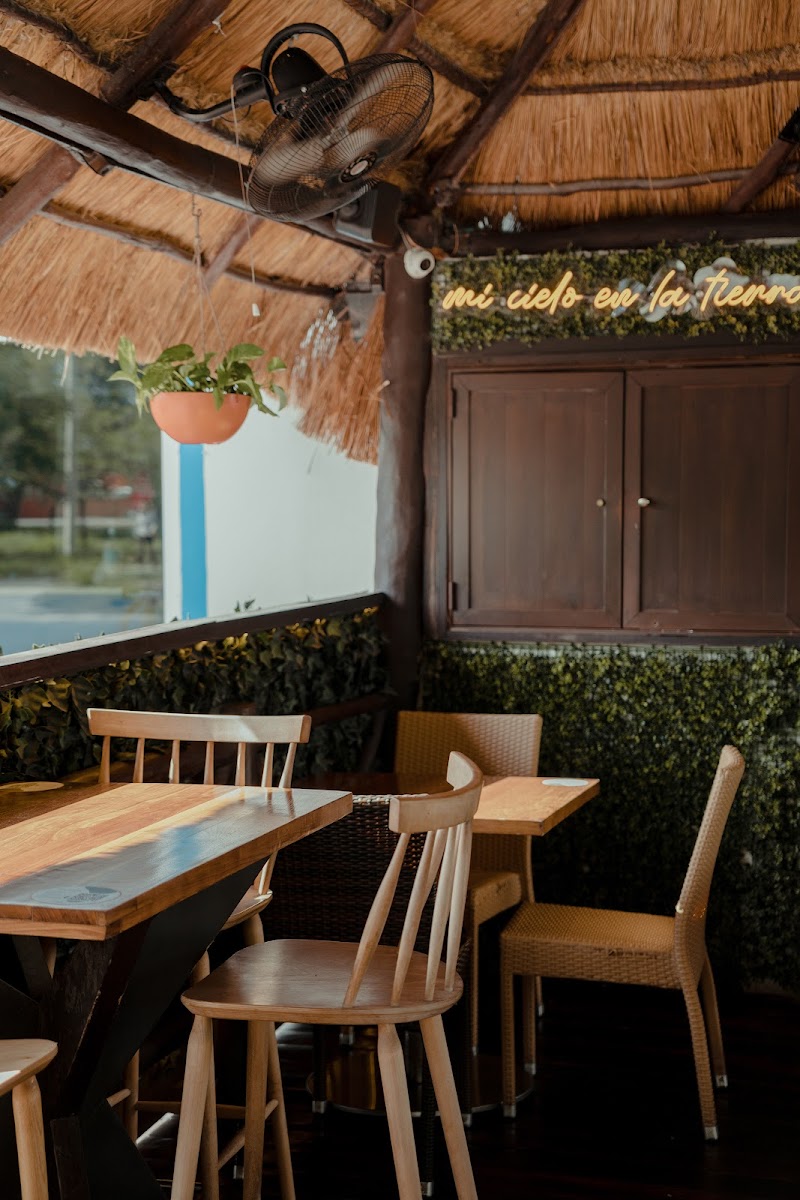 Restaurante Cielo y Tierra - Av. Las Torres
